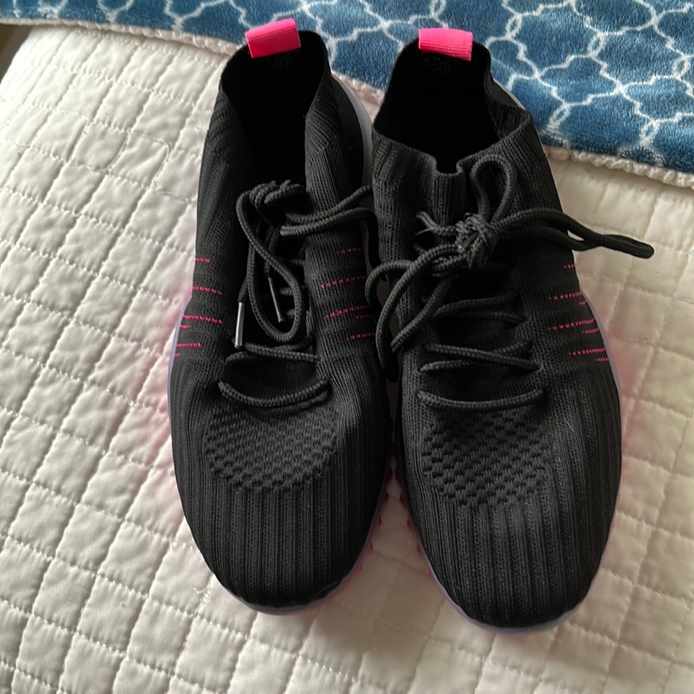Danskin Athletic tennis shoes